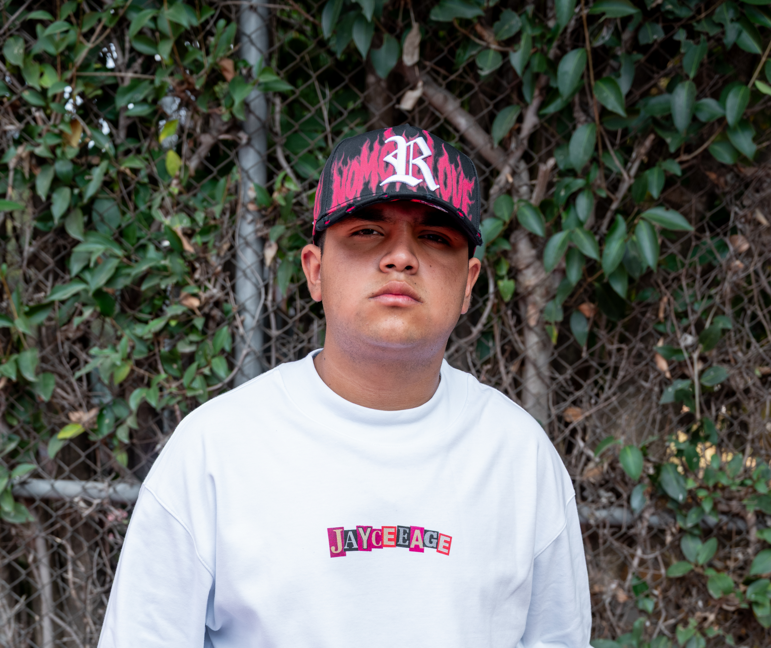 Modelo con gorra streetwear